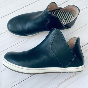 Like new Taos Unity black leather slip-on high top shoes 7 everyday classi